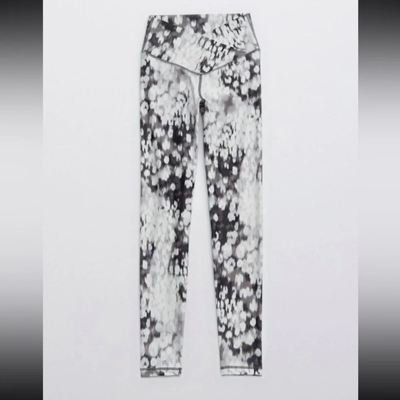 AERIE shine high waisted crossover leggings 🤍 - Picture 2 of 10